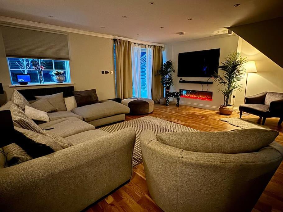 Willa Entire House With A Large Lounge Leverstock Green Zewnętrze zdjęcie